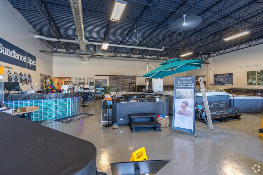 More Photos Of 500-520 N Westhill Blvd, Appleton Storefront Retail Office For Sale