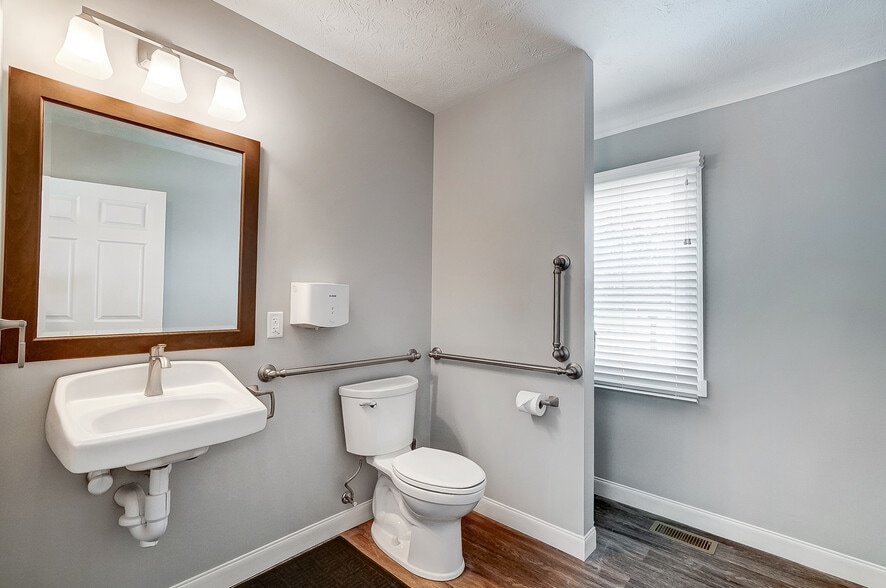 More Photos Of 235 W Franklin St, Centerville Storefront Retail Office For Lease