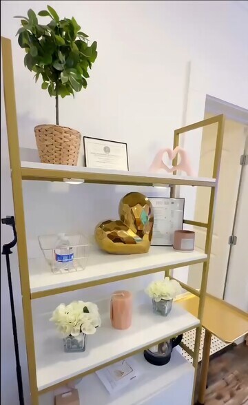 More Photos Of 2303 E Cesar Chavez St, Austin Freestanding For Lease