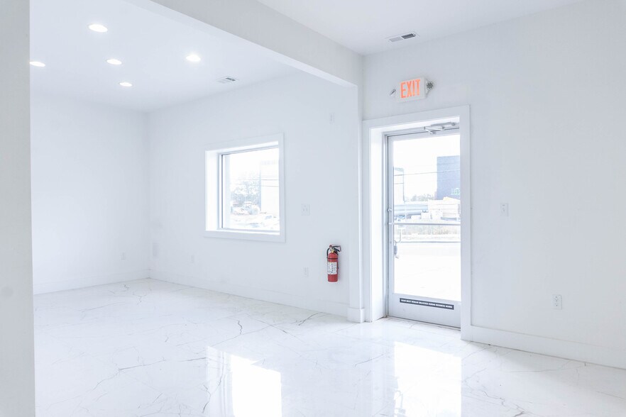 More Photos Of 122 Atando Ave, Charlotte Service For Lease