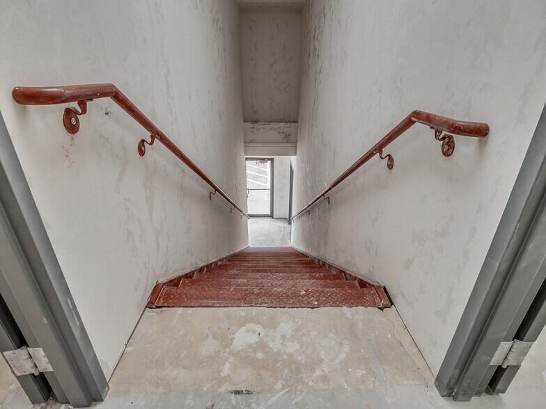 More Photos Of 4403-4411 SW 3rd St, Oklahoma City Showroom For Lease