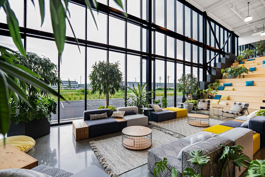 More Photos Of 210-250 St Jean-Coutu, Varennes Distribution For Lease