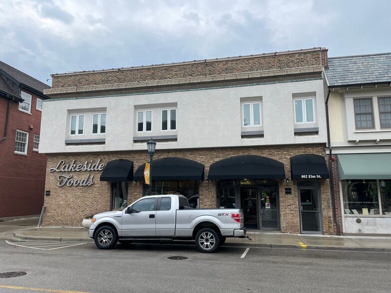 More Photos Of 800 Elm St, Winnetka Storefront Retail Residential For Lease