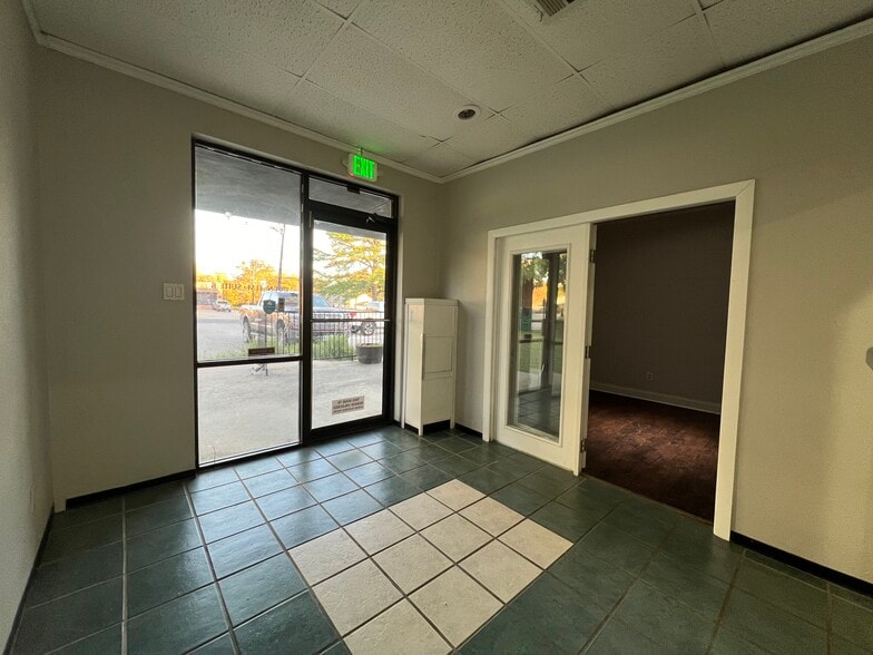 More Photos Of 1701 N Elm St, Denton Office For Sale