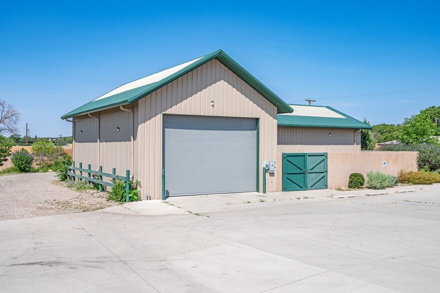 More Photos Of 1202 W Alameda St, Santa Fe Showroom For Lease