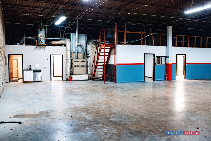 More Photos Of 10777 Turbeville Rd, Dallas Distribution For Lease