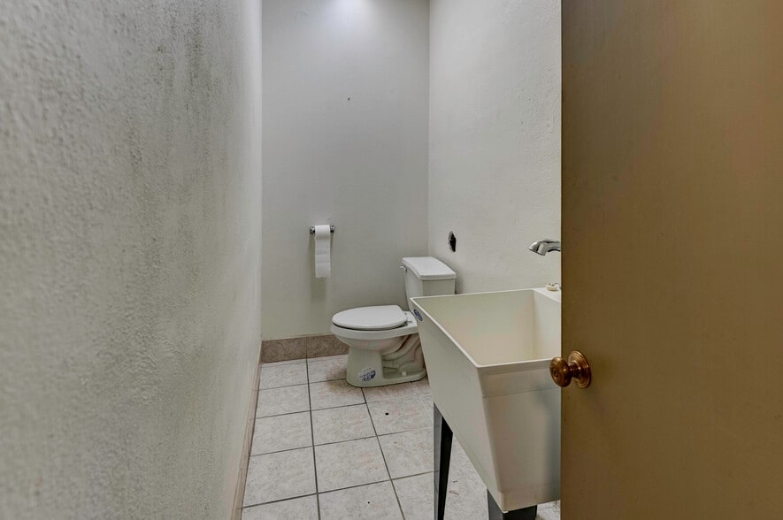 More Photos Of 4003 Pennsylvania Ave, Kansas City Office For Sale