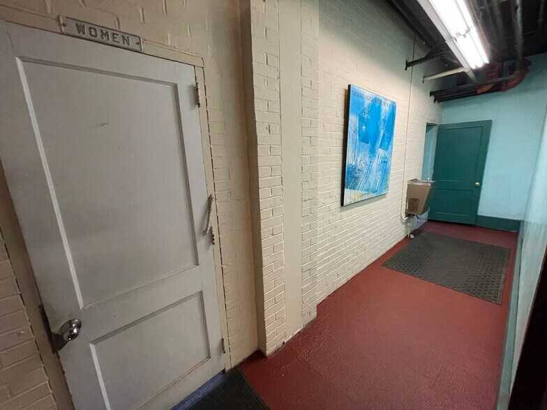 More Photos Of 202 S 3rd St, Coopersburg Storefront For Lease