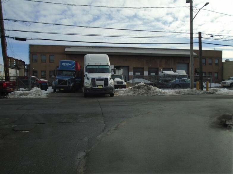 More Photos Of 220 Lawrence Ave, Lawrence Distribution For Lease