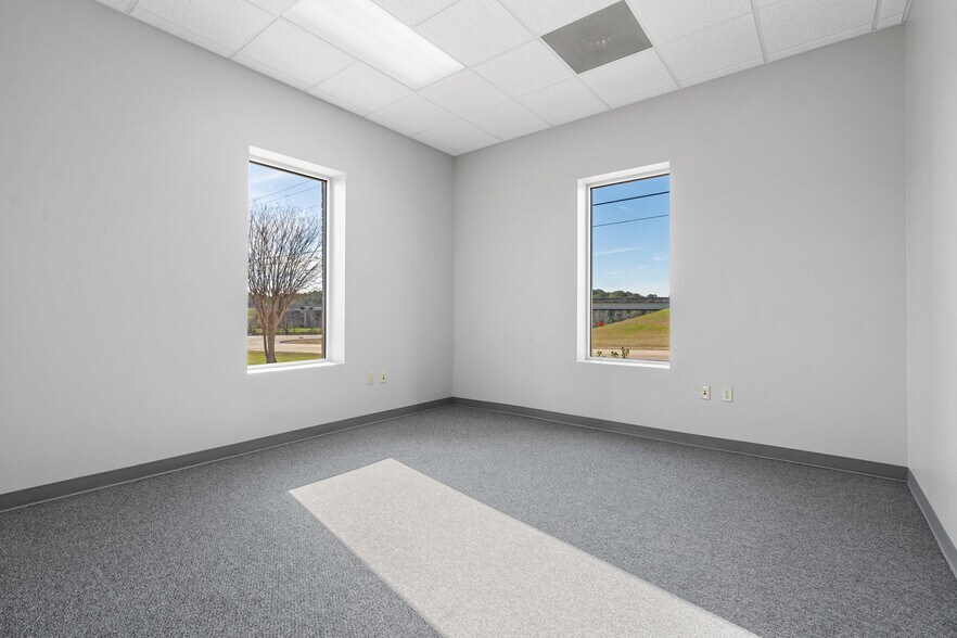 More Photos Of 3607 N Loop 336, Conroe Light Manufacturing For Lease