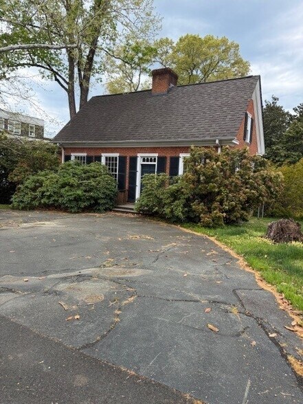 More Photos Of 1147 Rose Hill Dr, Charlottesville Office For Sale
