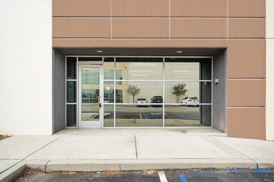 More Photos Of 14920 Hilton Dr, Fontana Warehouse For Lease
