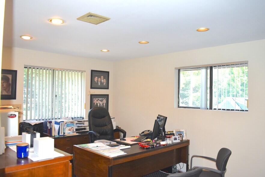 More Photos Of 870 W Jericho Tpke, Huntington Office For Sale