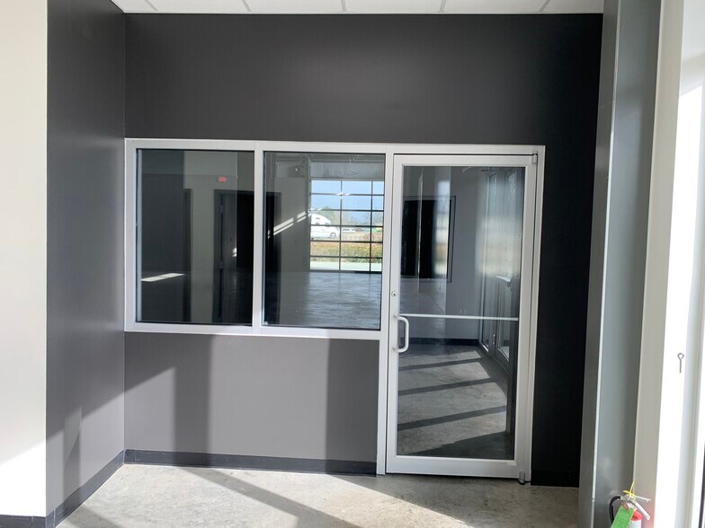 More Photos Of 12110 S Harrells Ferry Rd, Baton Rouge Showroom For Sale