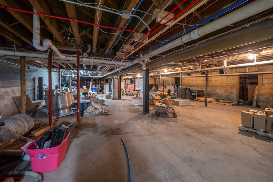 More Photos Of 143 W Center St, Marion Bar For Lease