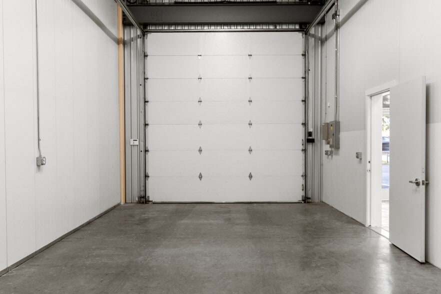 More Photos Of 11105 Steele St S, Tacoma Flex For Lease