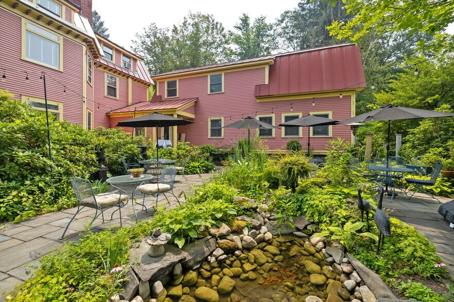 More Photos Of 41 Pleasant St, Woodstock Hospitality For Sale