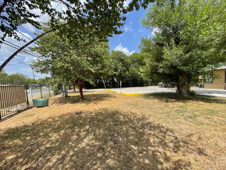 More Photos Of 4168 Stahl Rd, San Antonio General Retail For Sale
