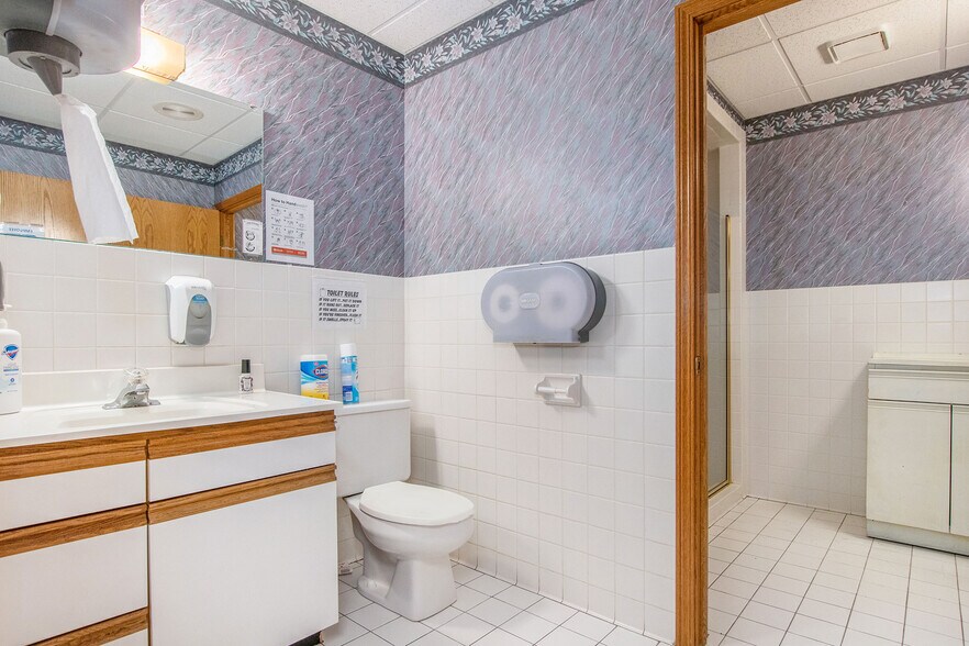 More Photos Of 3050 Commerce Dr, Fort Gratiot Office For Sale