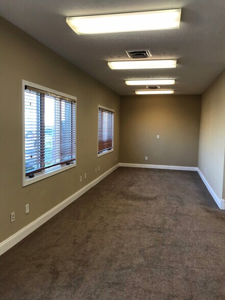 More Photos Of 1012 Ekstam Dr, Bloomington Office For Lease