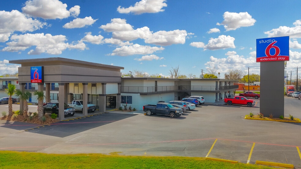 More Photos Of 110 E Highway 6, Alvin Hotel For Sale