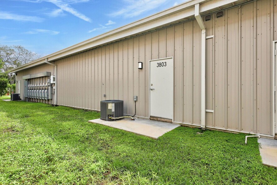 More Photos Of 3801-3815 Oleander Ave, Fort Pierce Warehouse For Lease
