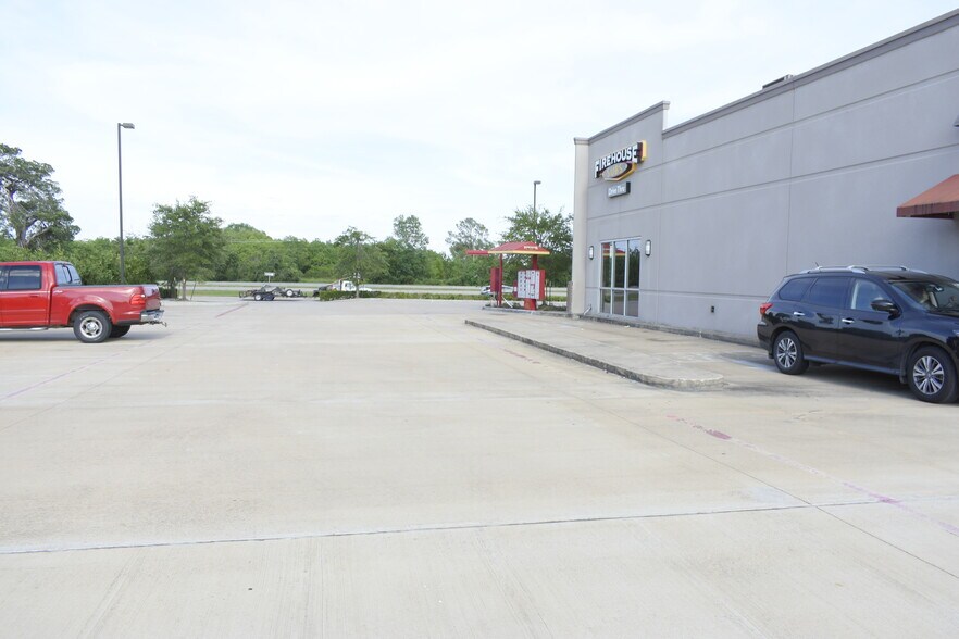 More Photos Of 253 N Bypass 35, Alvin Storefront For Lease