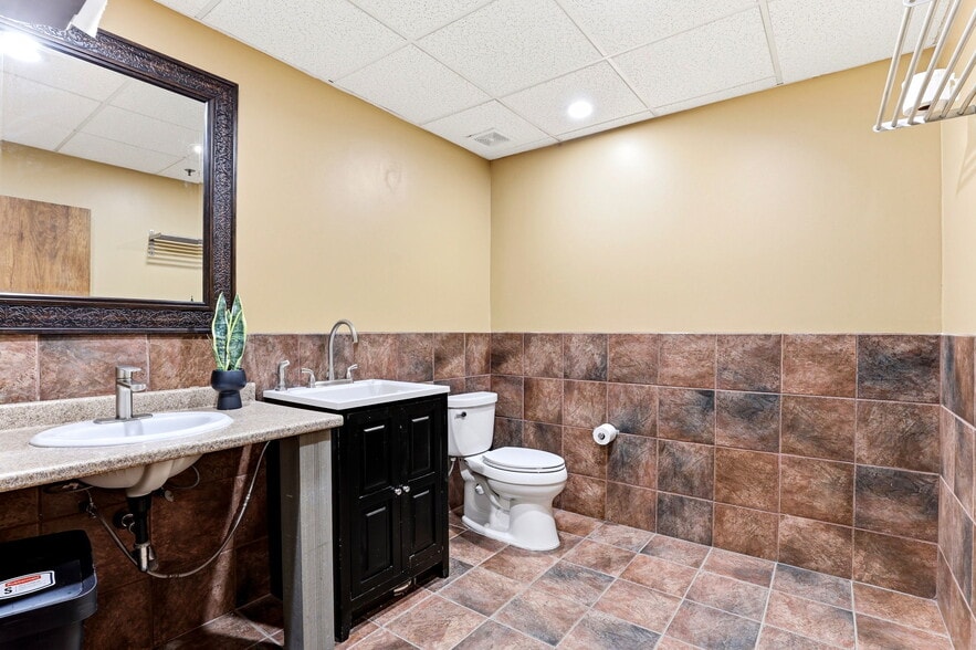 More Photos Of 7479-7491 Cahill Rd, Edina Showroom For Sale