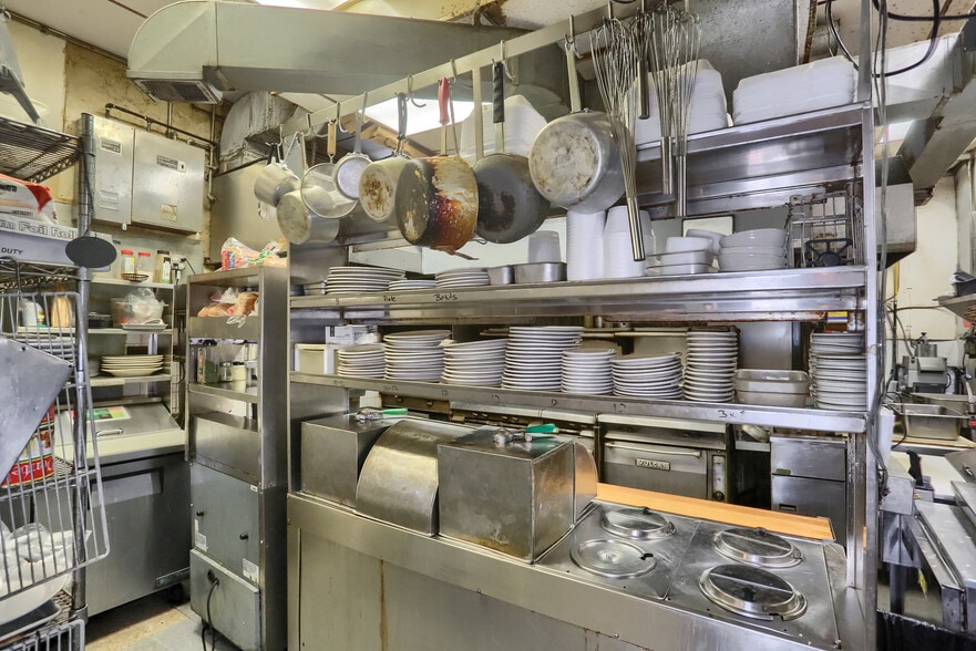 More Photos Of 463 Maplewood Ave, Ambridge Restaurant For Sale