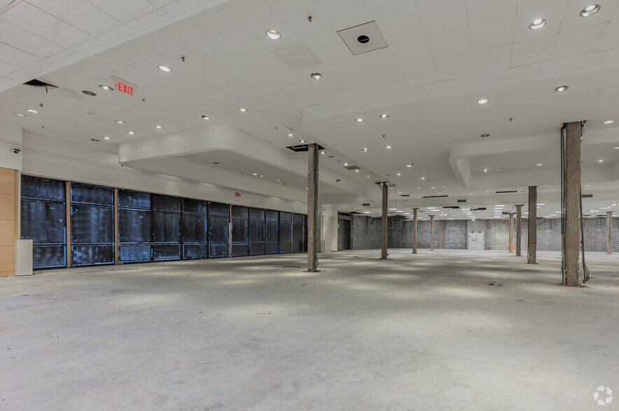 More Photos Of 100 Mall Dr, Steubenville Department Store For Lease