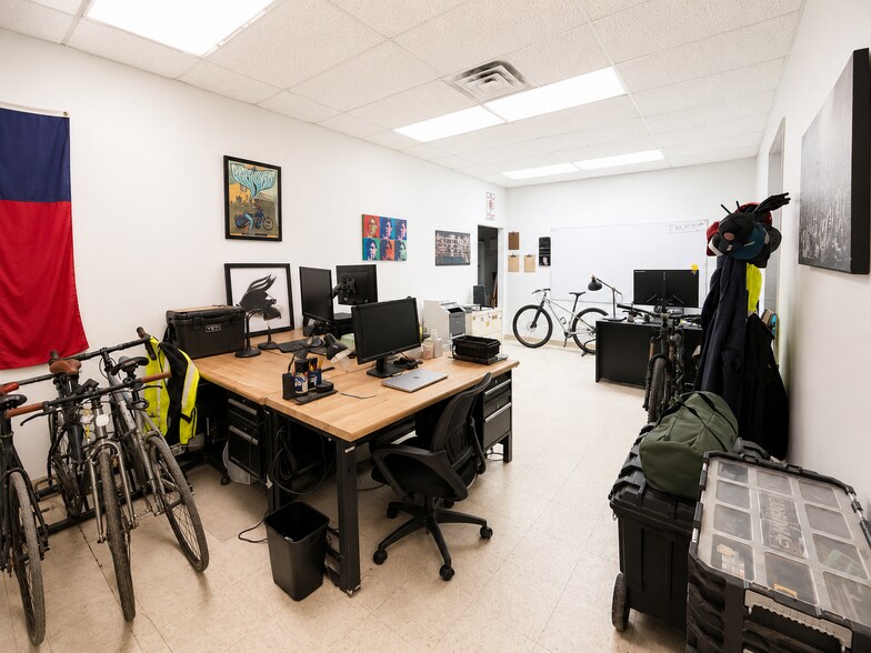 More Photos Of 3814 Woodbury Dr, Austin Warehouse For Lease