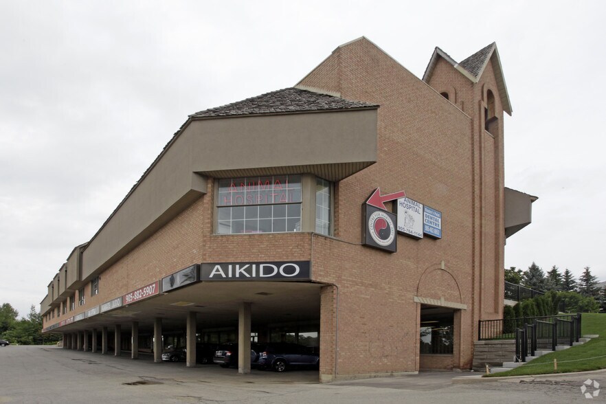 More Photos Of 2 Hunter's Point Dr, Richmond Hill Storefront For Lease
