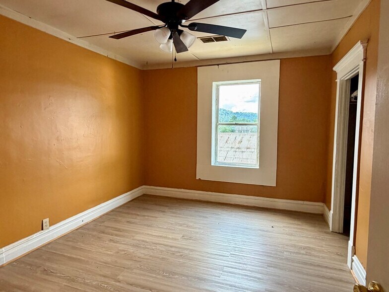 More Photos Of 484 Route 302, West Van Lear Specialty For Sale