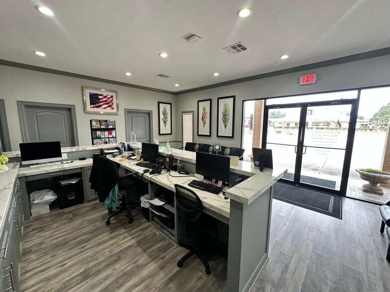 More Photos Of 2018 Broadway St, Pearland Office For Lease