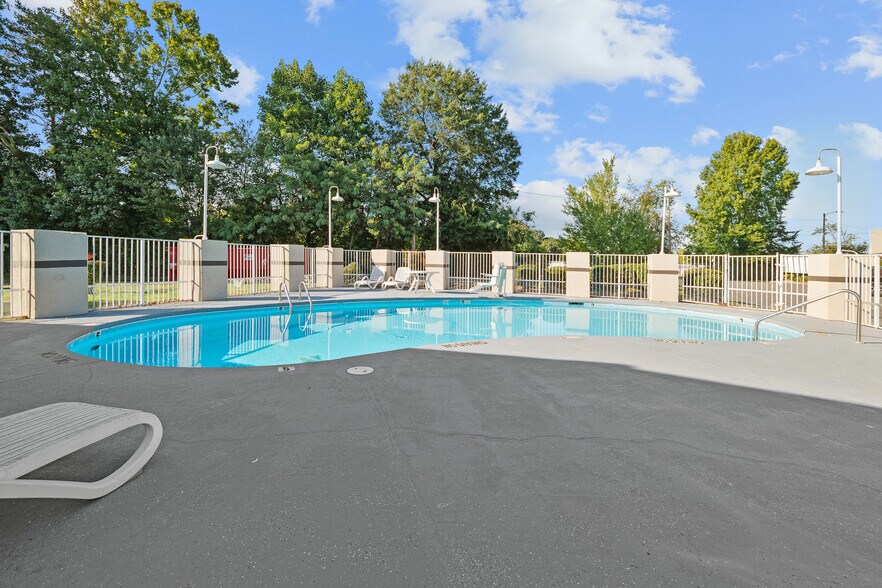 More Photos Of 1721 Broadcast St, Gastonia Hotel For Sale