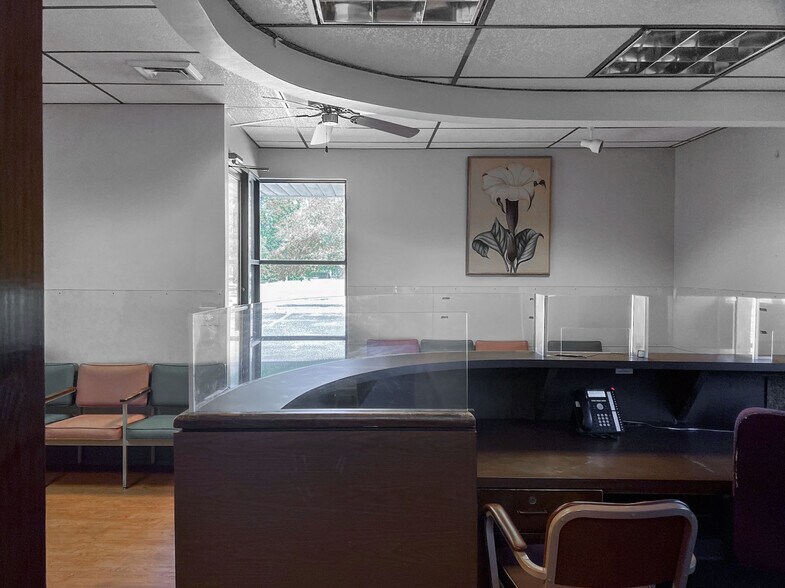 More Photos Of 119 W Lowman St, Mullins Medical For Sale