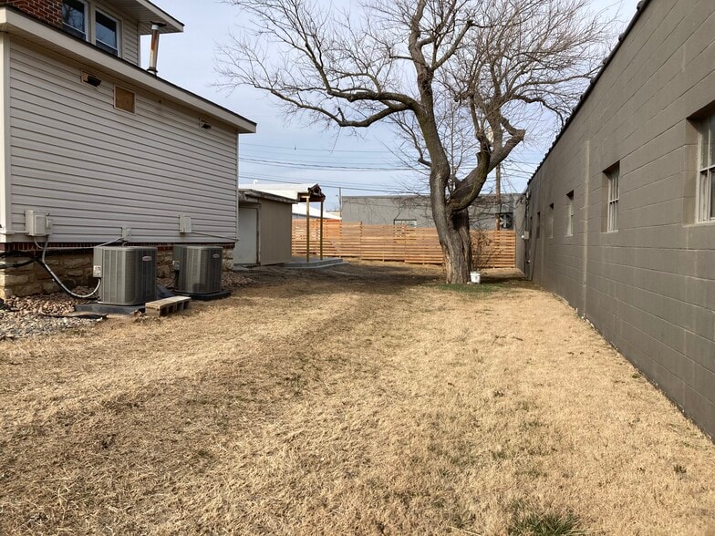 More Photos Of 220 W 80th Ter, Kansas City Storefront Retail Office For Sale