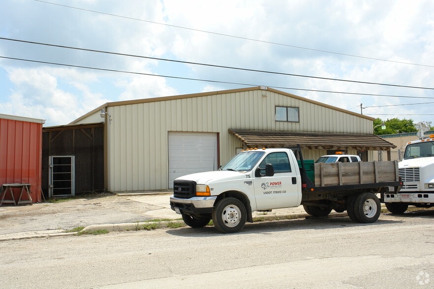 More Photos Of 3514 Copeland Dr, San Antonio Light Manufacturing For Sale