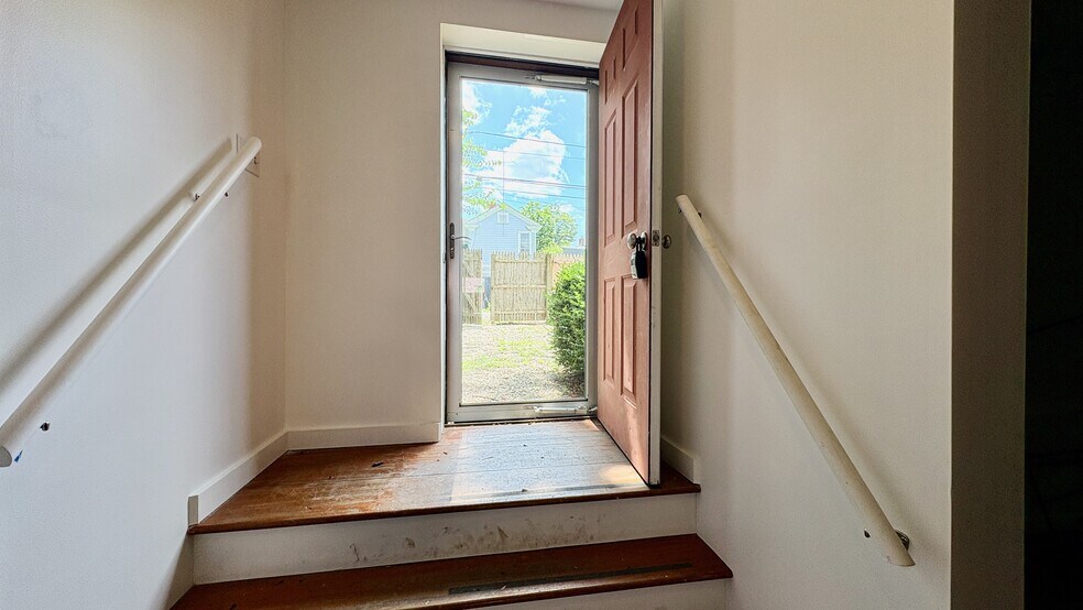 More Photos Of 317 Warren St, Hudson Storefront Retail Residential For Lease