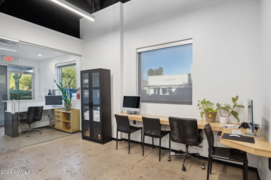 More Photos Of 14201 N Hayden Rd, Scottsdale Showroom For Sale