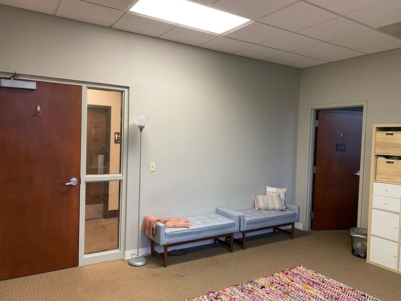 More Photos Of 222 W Gregory Blvd, Kansas City Office For Lease