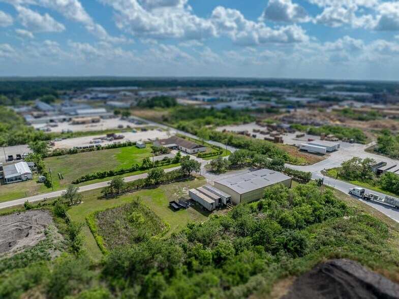More Photos Of 2404 Longhorn Ave, Lakeland Manufacturing For Sale