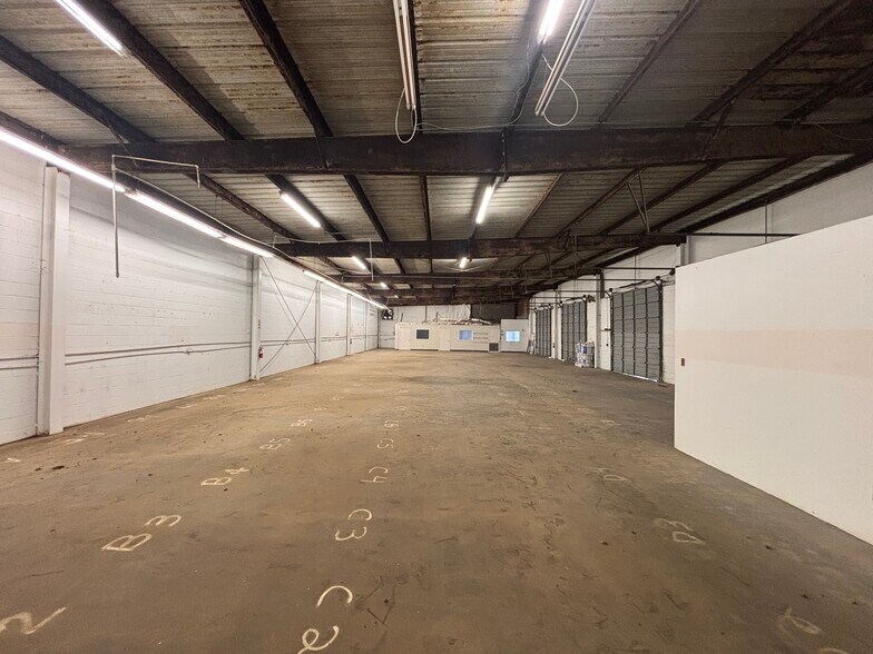 More Photos Of 5609 Bellaire Blvd, Houston Service For Lease