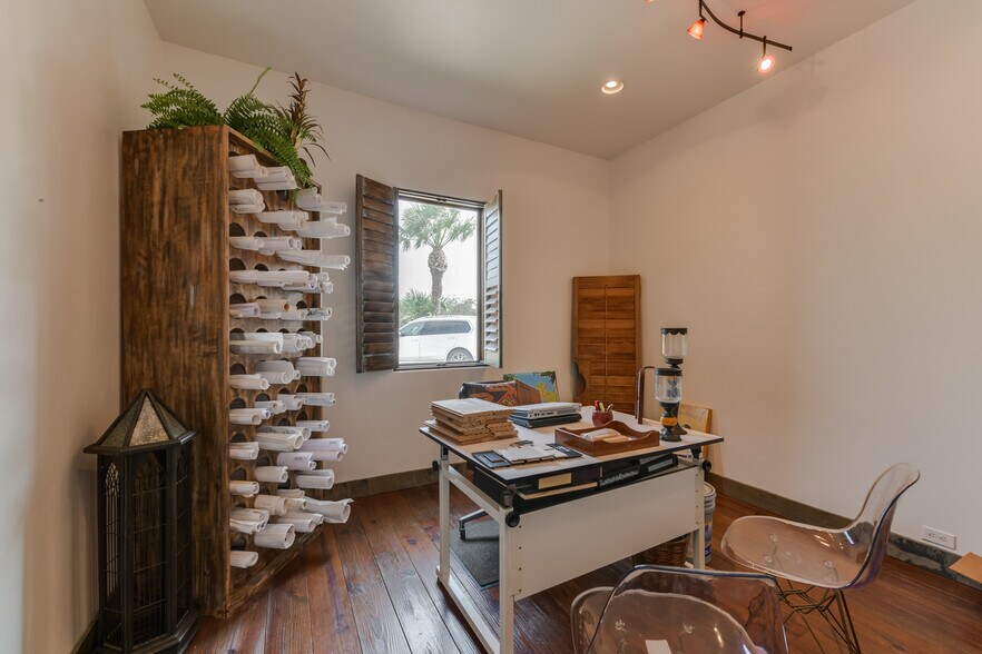 More Photos Of 1703 Highway 35 S, Rockport Office Residential For Lease
