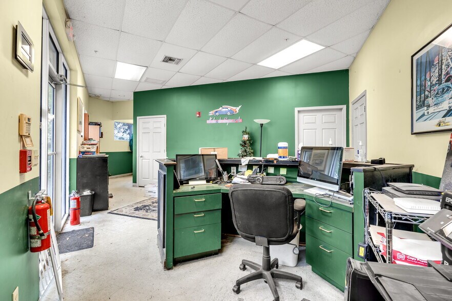 More Photos Of 3709 Interstate Park Rd S, Riviera Beach Light Manufacturing For Sale