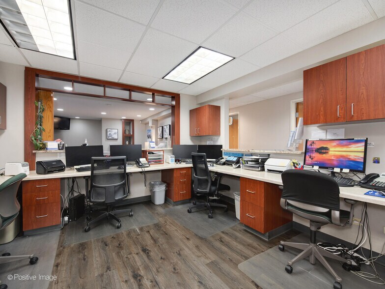 More Photos Of 9631 Gross Point Rd, Skokie Medical For Sale