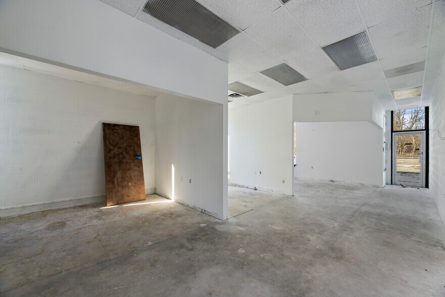 More Photos Of 2086 US Highway 130, North Brunswick Showroom For Lease