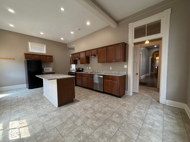 More Photos Of 28 S Idlewild St, Memphis Freestanding For Sale