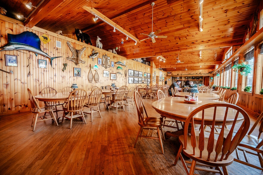 More Photos Of 176 N Market St, Shreve General Retail For Sale