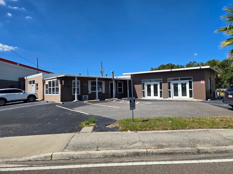 More Photos Of 211 Missouri Ave N, Largo Storefront Retail Office For Lease